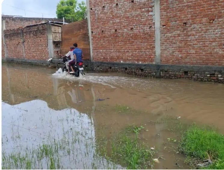 *नगर पंचायत निघासन की बहने लगी विकास गंगा घरों में भरा पानी लोग बाहर निकलने को मजबूर* 