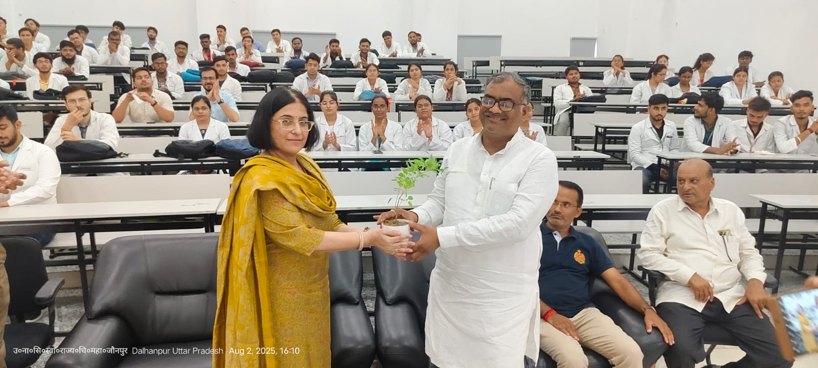 मेडिकल कालेज, जौनपुर में "एम०बी०बी०एस० एवं पैरामेडिकल' के छात्रों को उत्तर प्रदेश सरकार द्वारा टैबलेट वितरित किए गए