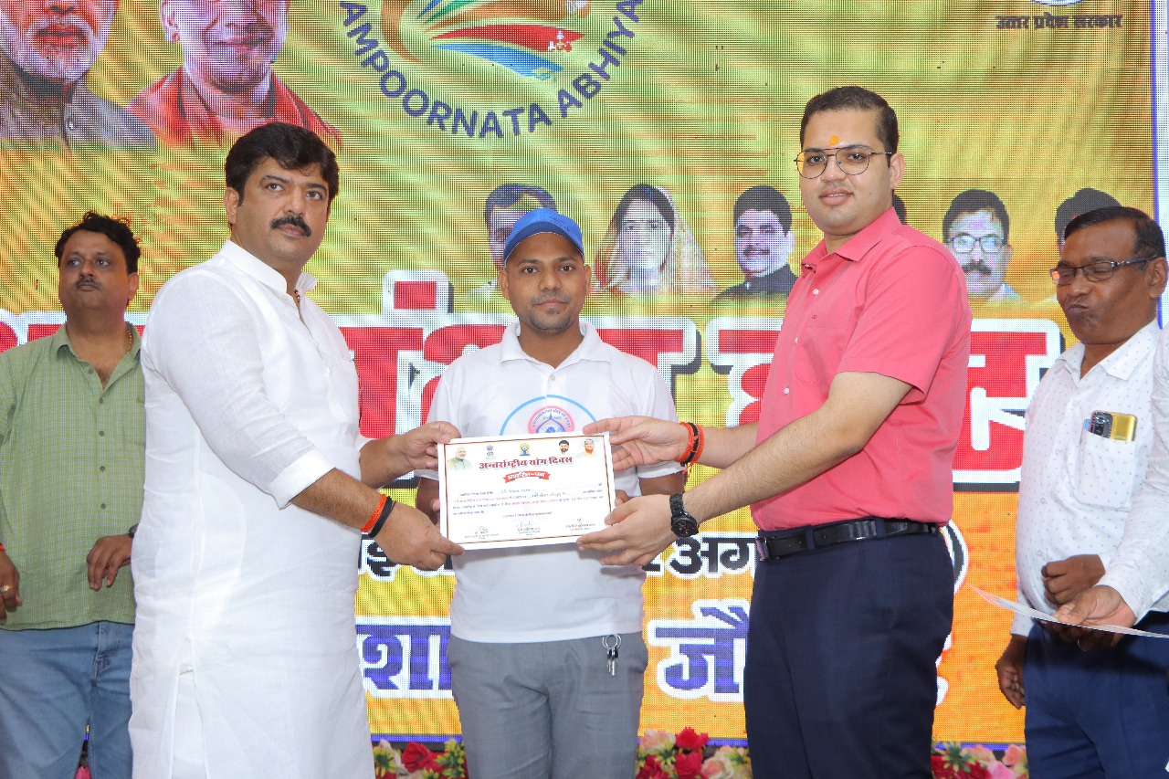 उत्कृष्ट योगदान के लिए विकास यादव सम्मानित