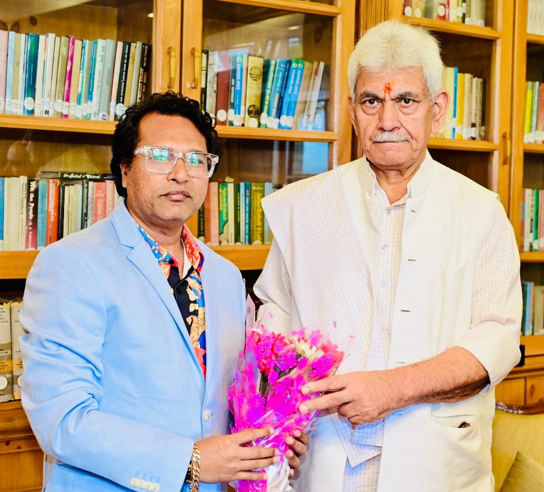 जम्मू एवं कश्मीर के उपराज्यपाल मनोज सिन्हा से मिले कैलाश मासूम 