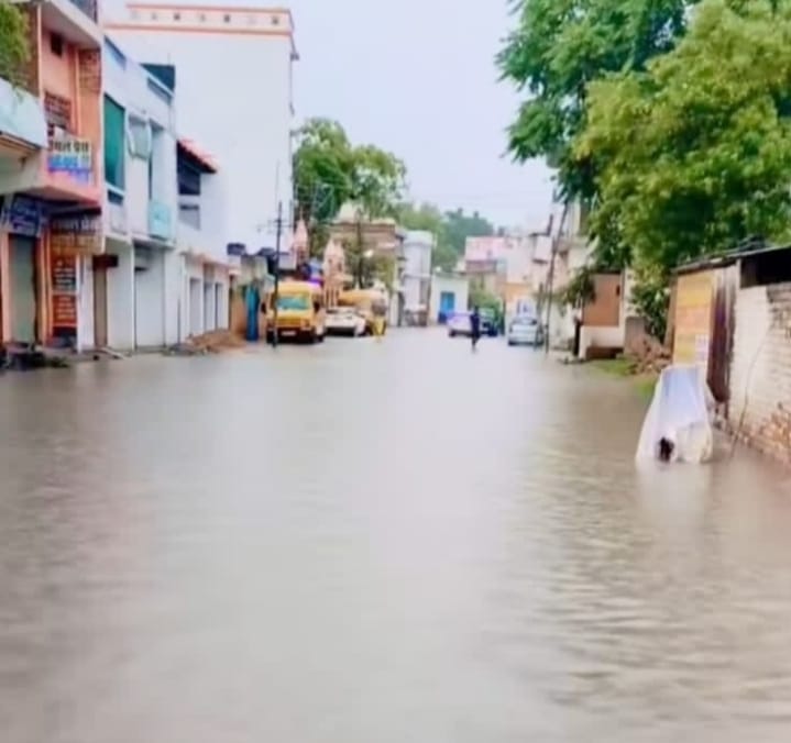 गोमती नदी उफान पर, मंदिरों में भरा पानी, गलियों में घुसे बारिश के पानी ने खोली नगर पालिका की पोल