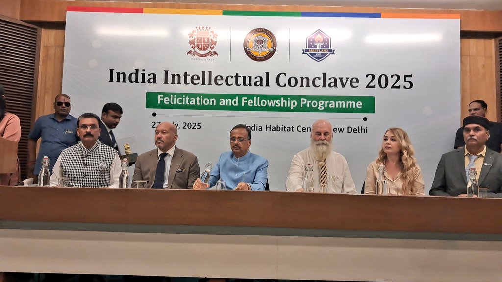 वरिष्ठ पत्रकार श्री बृजेश तिवारी (प्रबंध संपादक- जय हिंद समाचार) को इटली के क्यूनेओ विश्वविद्यालय द्वारा पत्रकारिता में डॉक्टरेट की उपाधि से सम्मानित किया गया