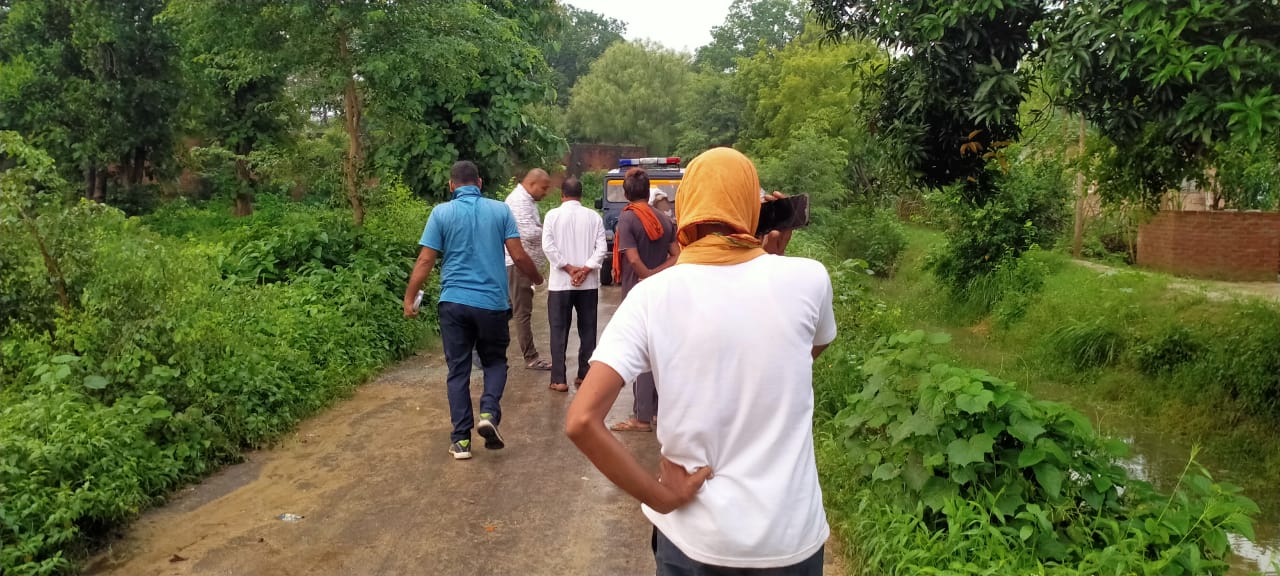 पुरानी रंजिश में चली गोलियां, वृद्ध घायल, गाड़ी में तोड़फोड़