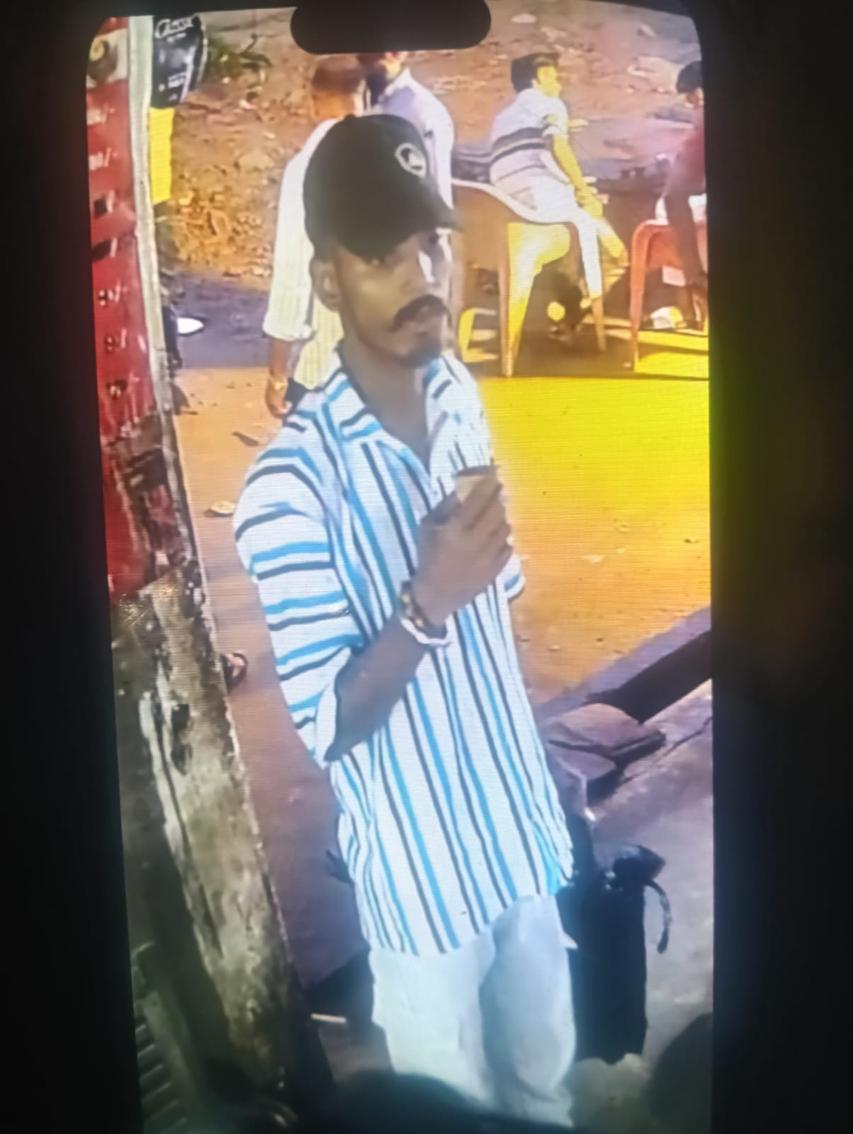 चांदमारी रिंग रोड पर चाय की दुकान के बाहर खड़ी बाइक चोरी, सीसीटीवी में दिखे दो संदिग्ध