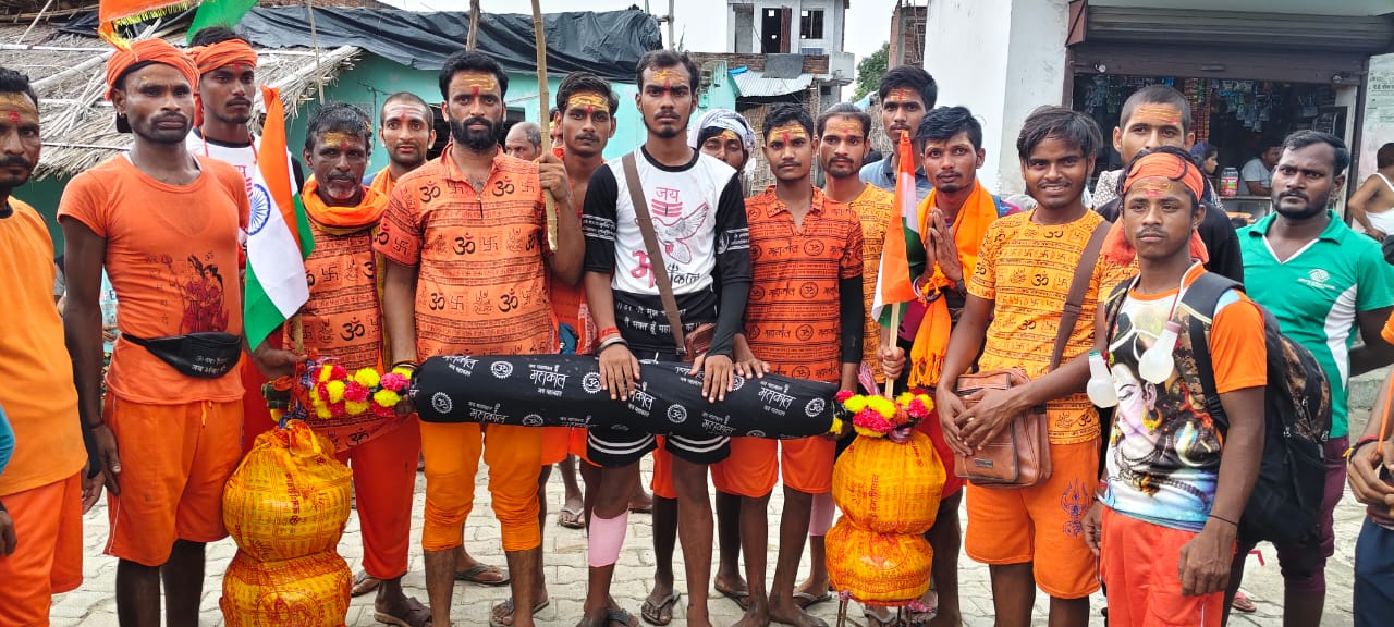 चौथे सोमवार को जलाभिषेक करने के लिए रवाना हुई दशवी कावड़ यात्रा