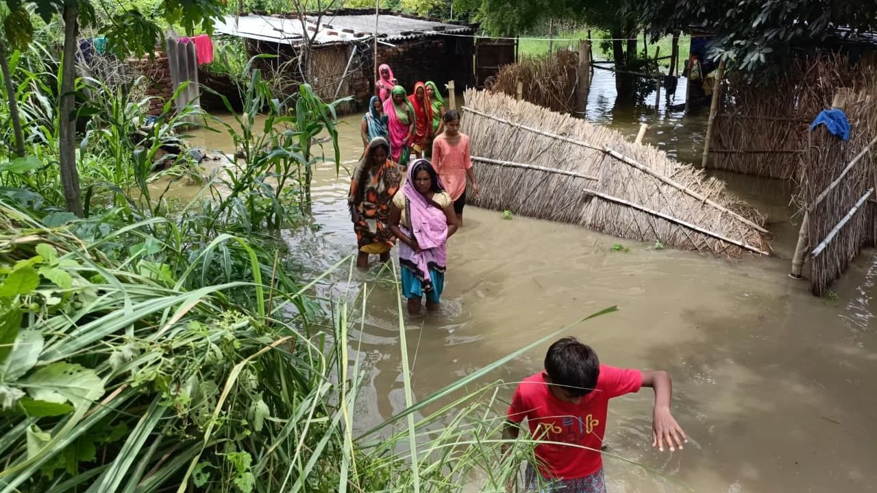 जौनपुर में बाढ़ की तबाही: श्मशान घाट डूबा 