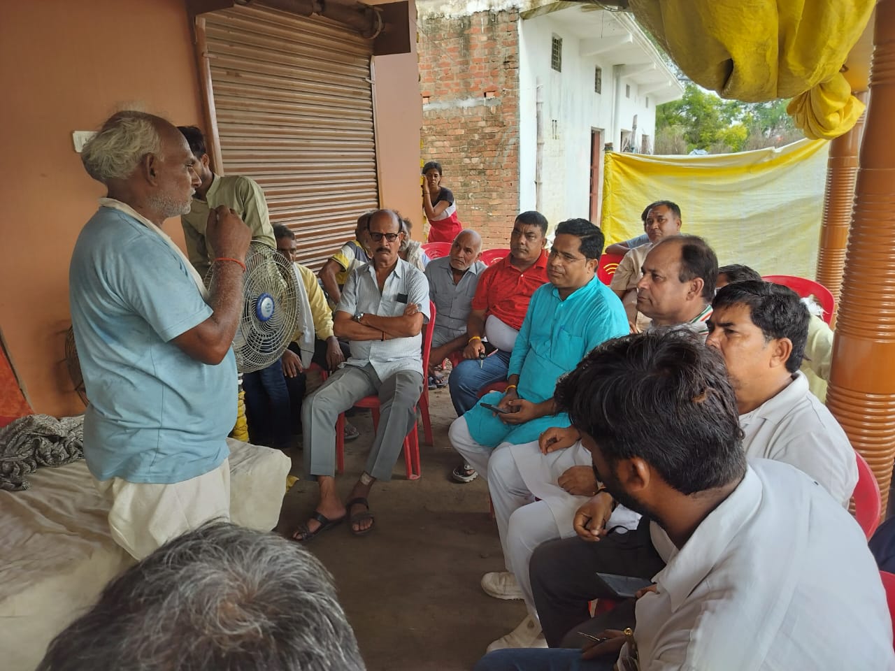 *बझना पहुंचे कांग्रेसी नेता मृतक चंदन शर्मा के परिवार से की मुलाकात तेज बहादुर पाठक ने दी आंदोलन की चेतावनी*