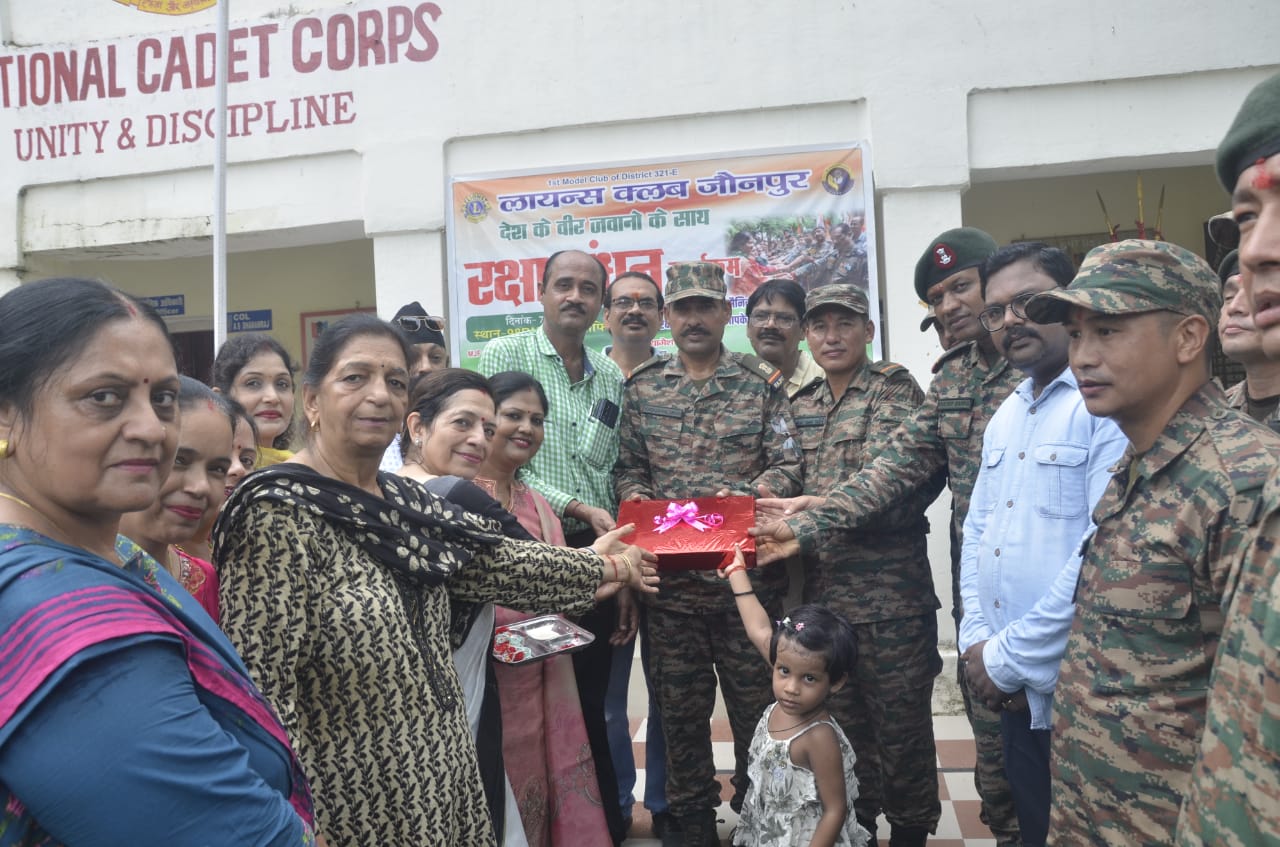 जौनपुर में सैनिकों की कलाई पर बांधा गया रक्षा डोर, बार्डर पर तैनात वीर सैनिकों को भेजी गई राखी