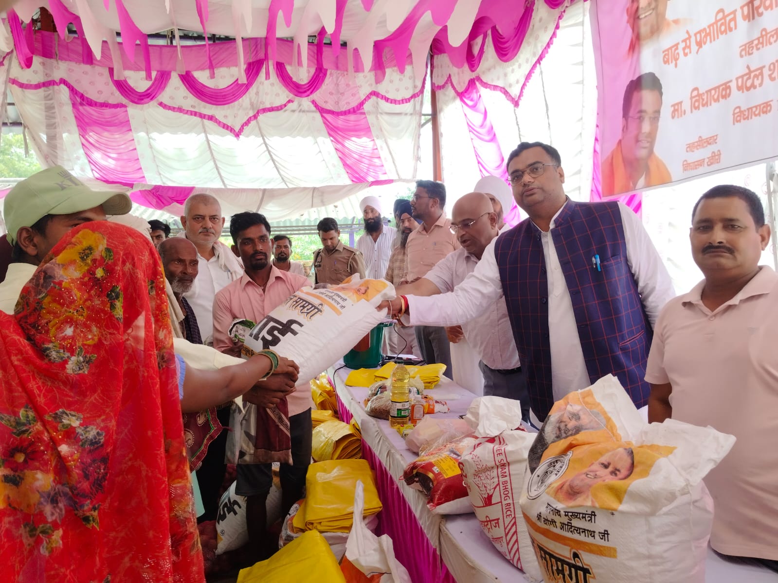 विधानसभा 138 के विधायक ने बाढ क्षेत्र का लिया जायजा पीडितों को बांटी सामग्री