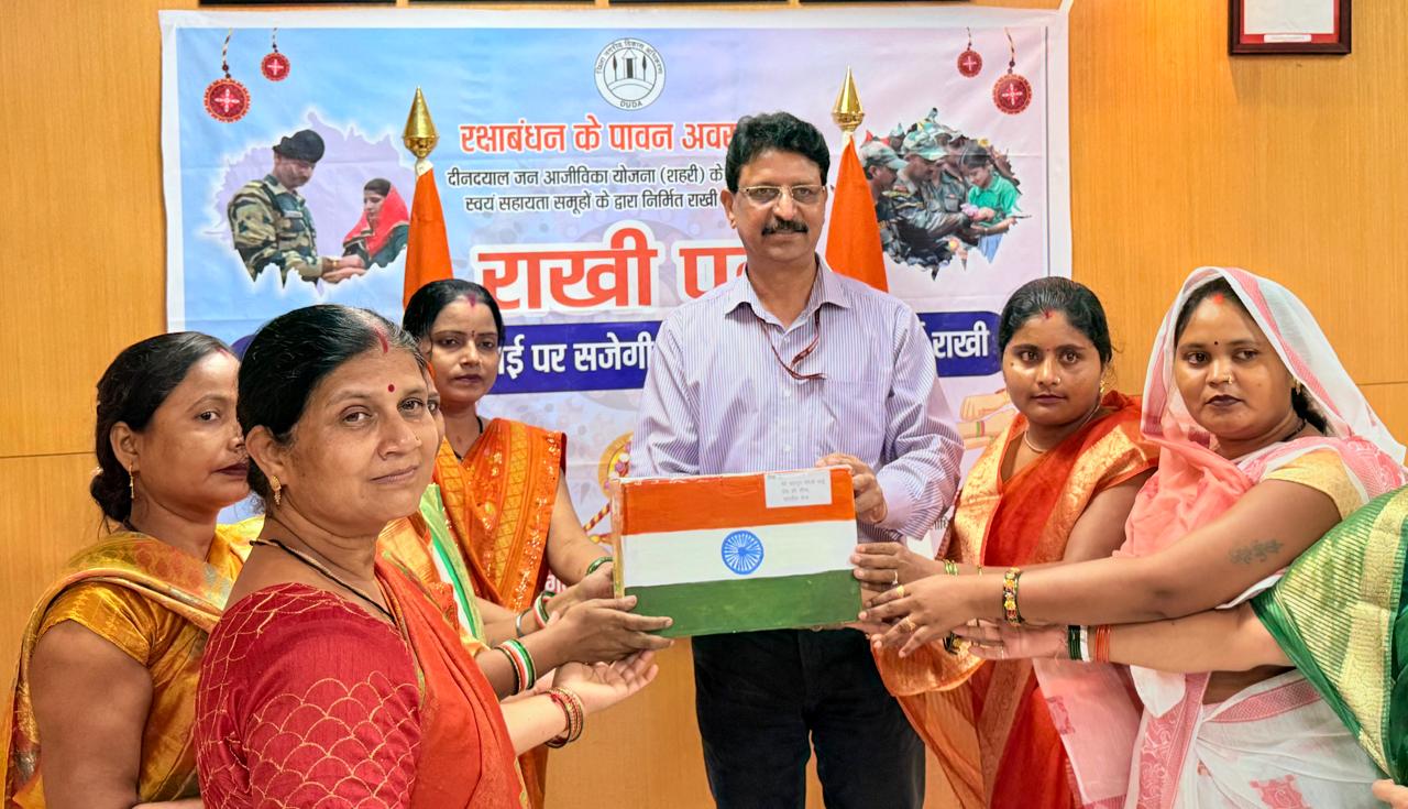 स्व सहायता समूहों की महिलाओं ने कर्नल विनोद कुमार पीएमजी बनारस को भारतीय सेना के जवानों के लिए दिया राखी का तोहफ़ा*
