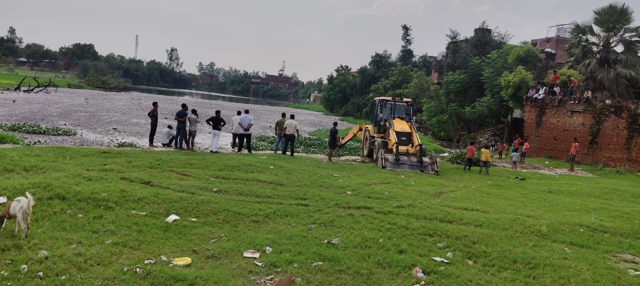 गंदगी से पटे खुदीराम बोस सरोवर की लिर सुधि, जिलाधकारी के निर्देश पर शुरू हुई सफाई
