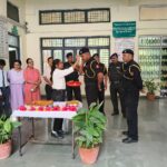 "हर घर तिरंगा" कार्यक्रम के अंतर्गत पूर्व सैनिकों को छात्राओं ने बाँधी राखी, फार्मेसी संस्थान में मनाया गया रक्षाबंधन पर्व