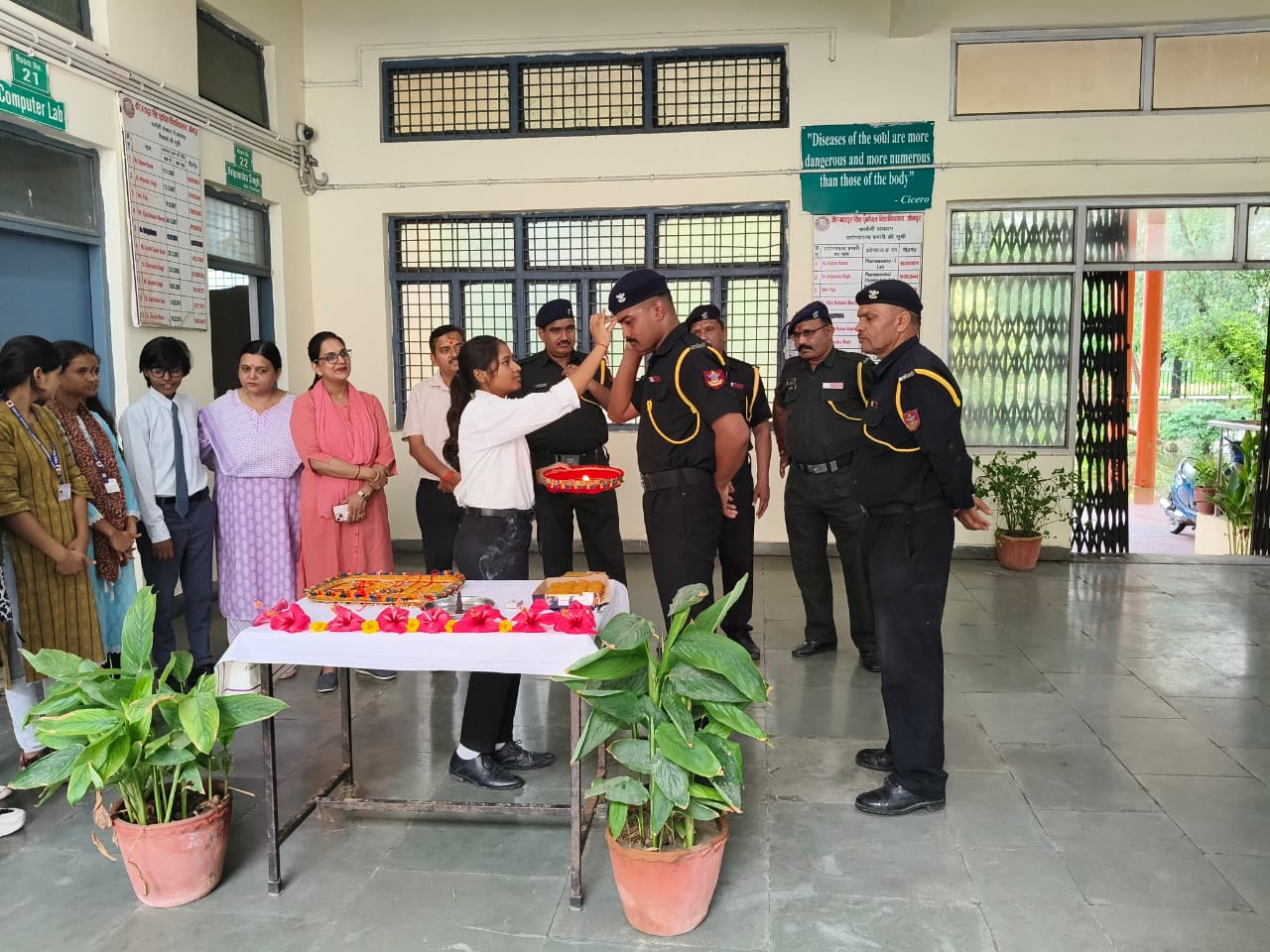 "हर घर तिरंगा" कार्यक्रम के अंतर्गत पूर्व सैनिकों को छात्राओं ने बाँधी राखी, फार्मेसी संस्थान में मनाया गया रक्षाबंधन पर्व