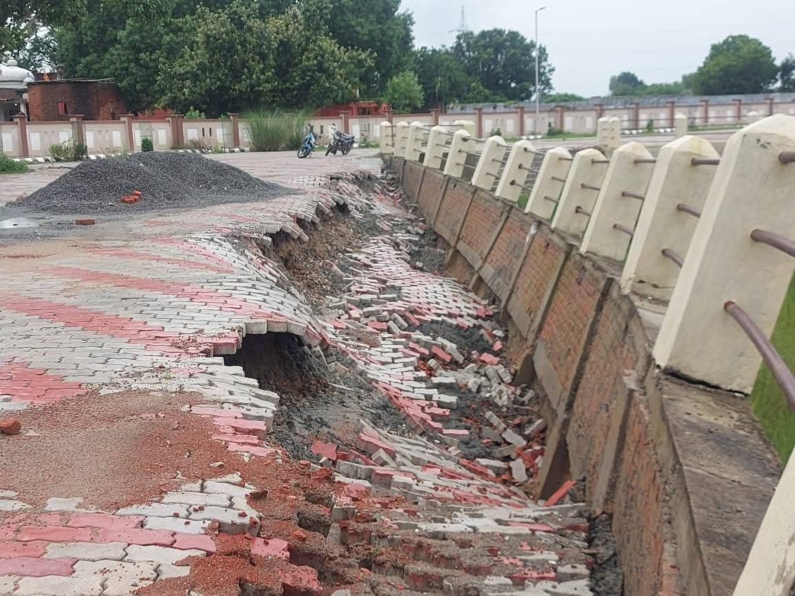 जौनपुर: बदलापुर बस अड्डे में घटिया निर्माण, विधायक रमेश मिश्रा की कार्यशैली पर सवाल