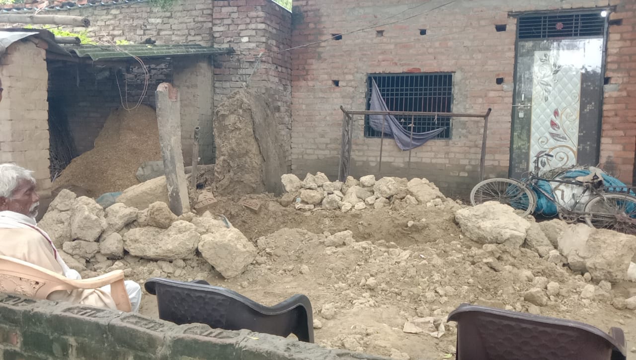 कालीन बुनते वक्त कच्चा मकान ढहने से वृद्ध की मौत