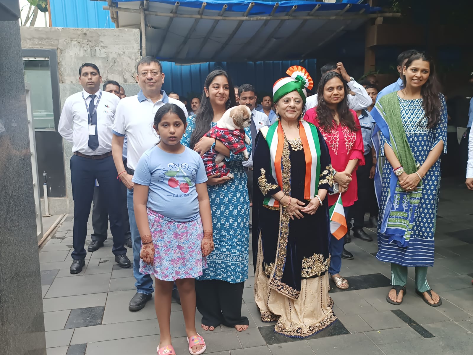 डॉ मंजू मंगल प्रभात लोढ़ा ने लोढ़ा कोस्टिएरा में किया ध्वजारोहण