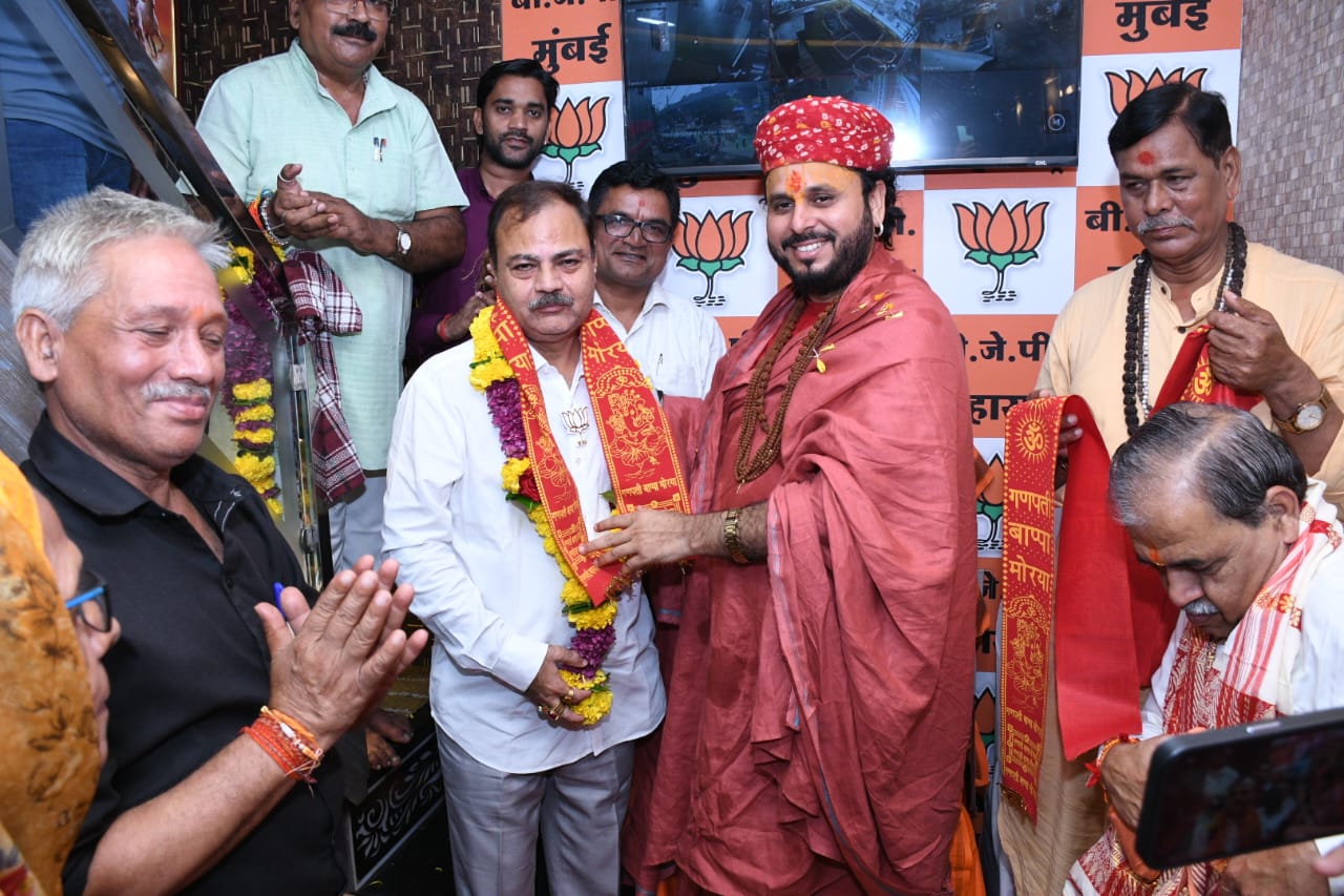 महामंडलेश्वर डॉ बृजभूषण बापू का एसएम खान ने लिया आशीर्वाद