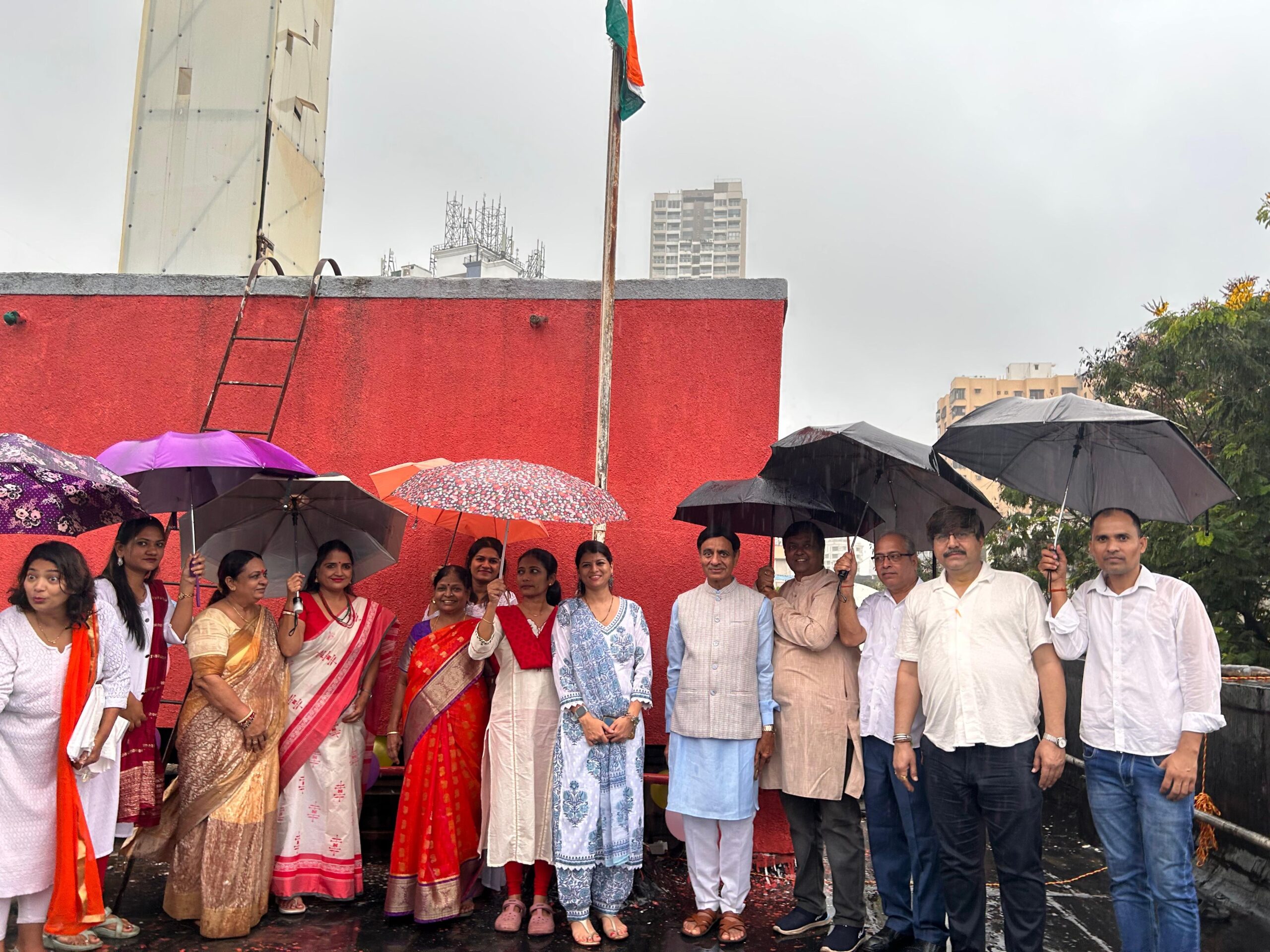 मनपा हिंदी शाला में धूमधाम से मनाया गया स्वतंत्रता दिवस