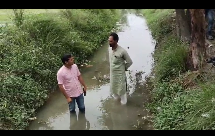 जौनपुर: पूर्व जिला पंचायत सदस्य विवेक यादव (विक्की) का साहसिक प्रदर्शन, नहर में जलस्तर के लिए उतरे पानी में