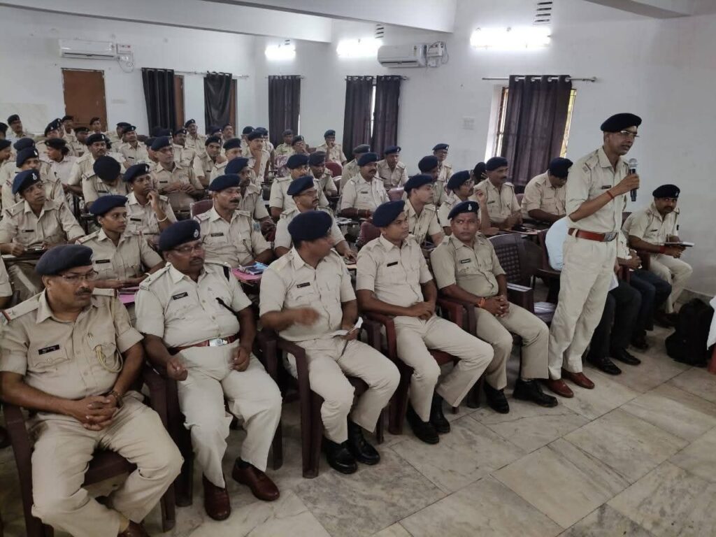 धनबाद पुलिस केंद्र में पुलिस सभा आयोजित, एसएसपी ने सुनी जवानों की समस्याएँ