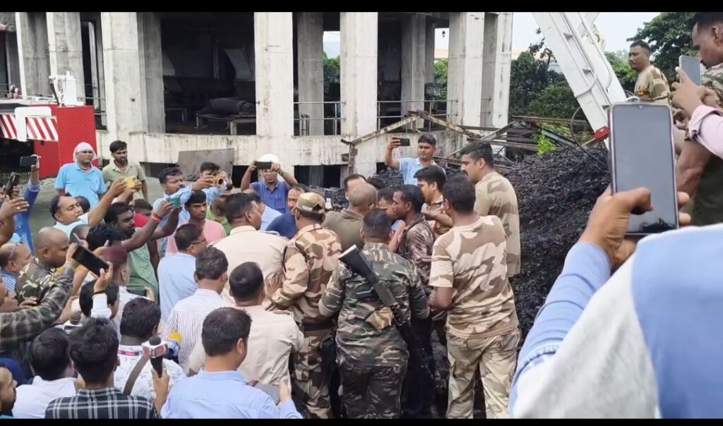 मधुबन वाशरी हादसा: करोड़ों की लागत से बना सेलो ढहा, कर्मी सुरक्षित निकाला गया, प्रबंधन पर सवाल