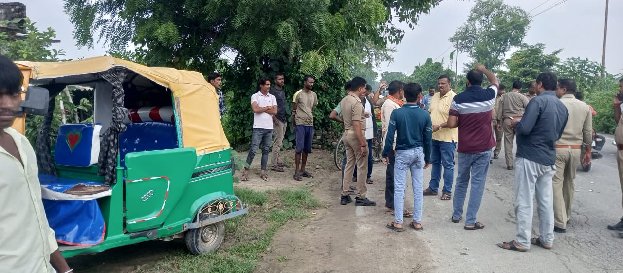 कार की टक्कर से ऑटो सवार दो घायल