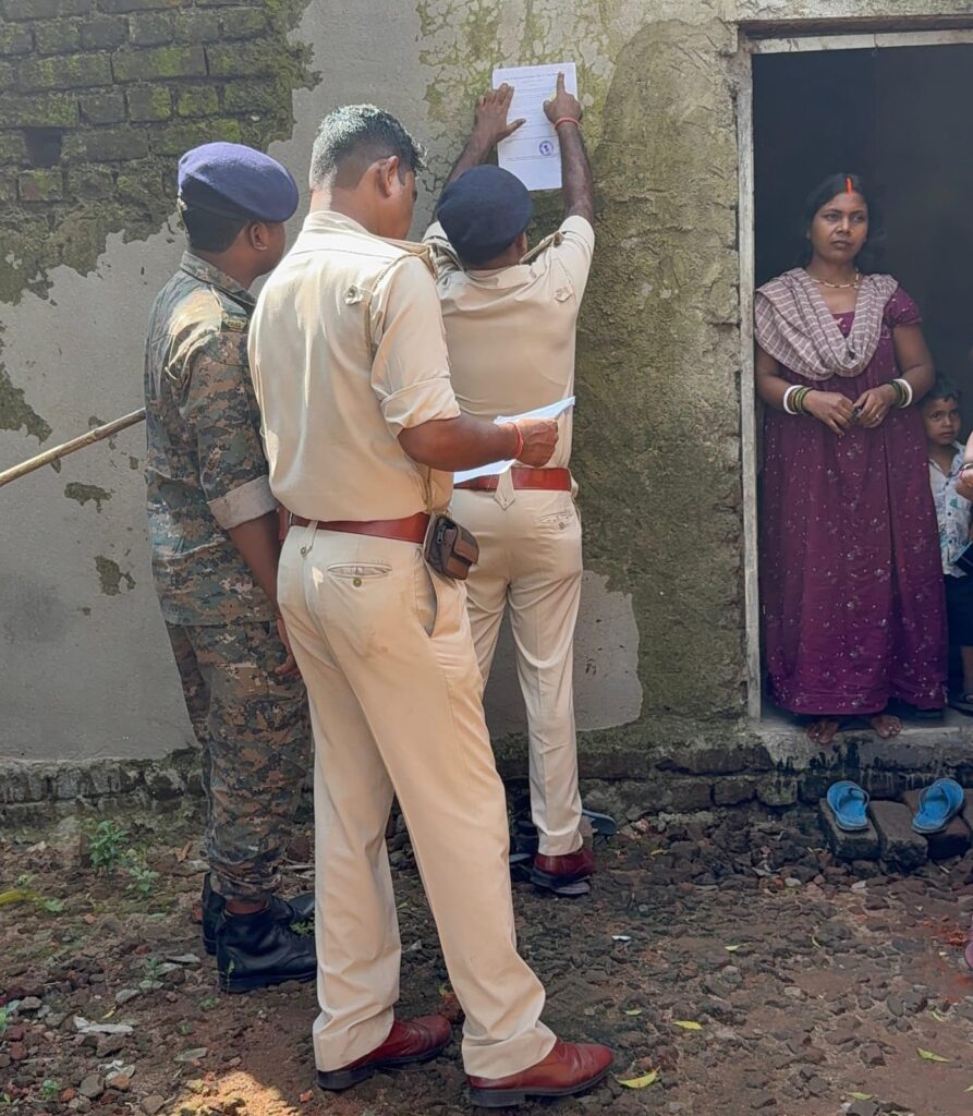 फरार आरोपी अजय रवानी की गिरफ्तारी के लिए जोगता पुलिस ने चिपकाए इश्तहार ।