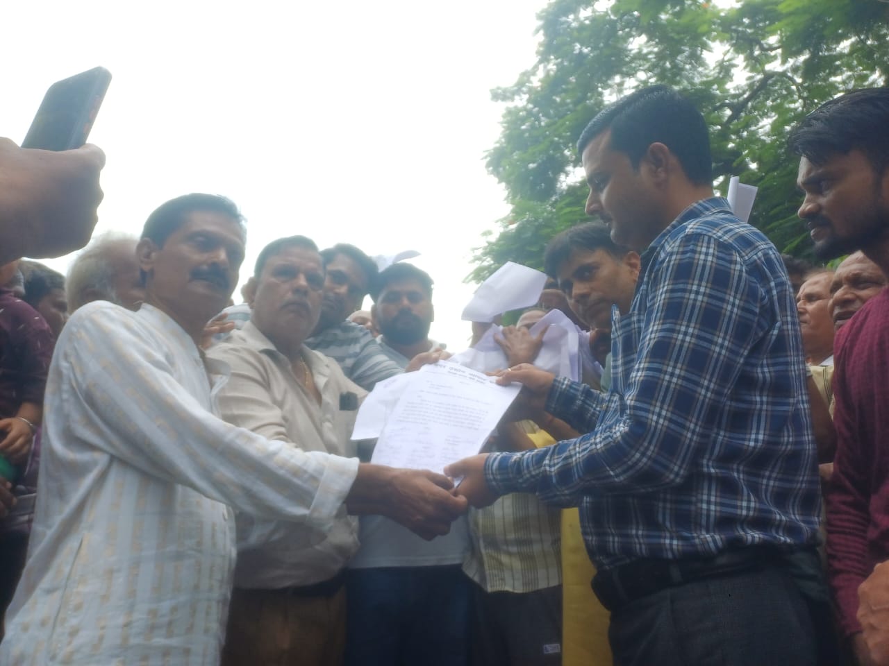 कस्बे का बढा गृहकर,जलकर टैक्स को लेकर जनता का आक्रोश हुआ तेज