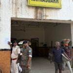 फरार आरोपी अजय रवानी की गिरफ्तारी के लिए जोगता पुलिस ने चिपकाए इश्तहार ।