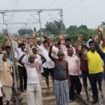 रेलवे अंडरपास की मांग को लेकर ग्रामीणों का प्रदर्शन