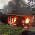 तेतुलमारी में गैस सिलेंडर ब्लास्ट से मची अफरा-तफरी, दुकान मालिक की मौत, एक घायल — जनता साइकिल व गैस दुकान जलकर राख