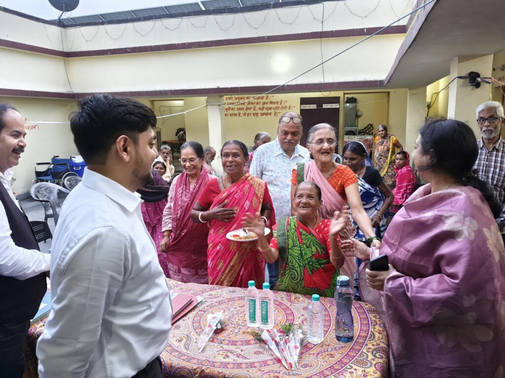 वृद्धजनों के प्रति संवेदनशील पहल — उपायुक्त आदित्य रंजन ने सहयोगी नगर वृद्धा आश्रम का किया निरीक्षण