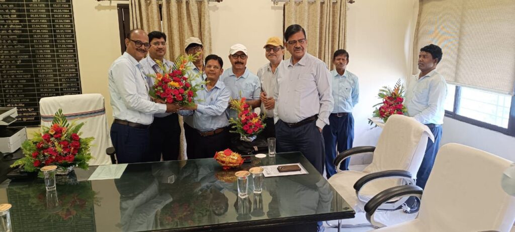 कतरास क्षेत्र के नए जीएम सुधाकर प्रसाद ने संभाला पदभार — ऑफिस में पूर्व जीएम और अधिकारियों ने किया आत्मीय सम्मान