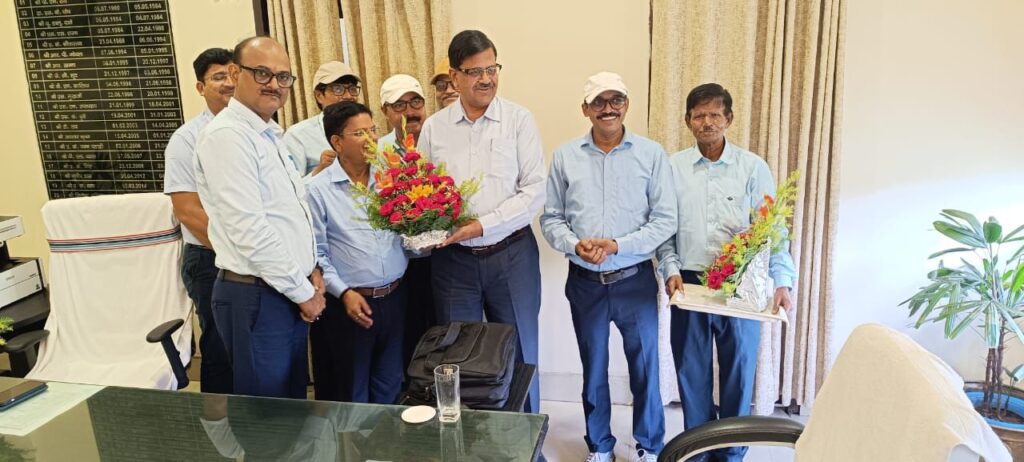 कतरास क्षेत्र के नए जीएम सुधाकर प्रसाद ने संभाला पदभार — ऑफिस में पूर्व जीएम और अधिकारियों ने किया आत्मीय सम्मान