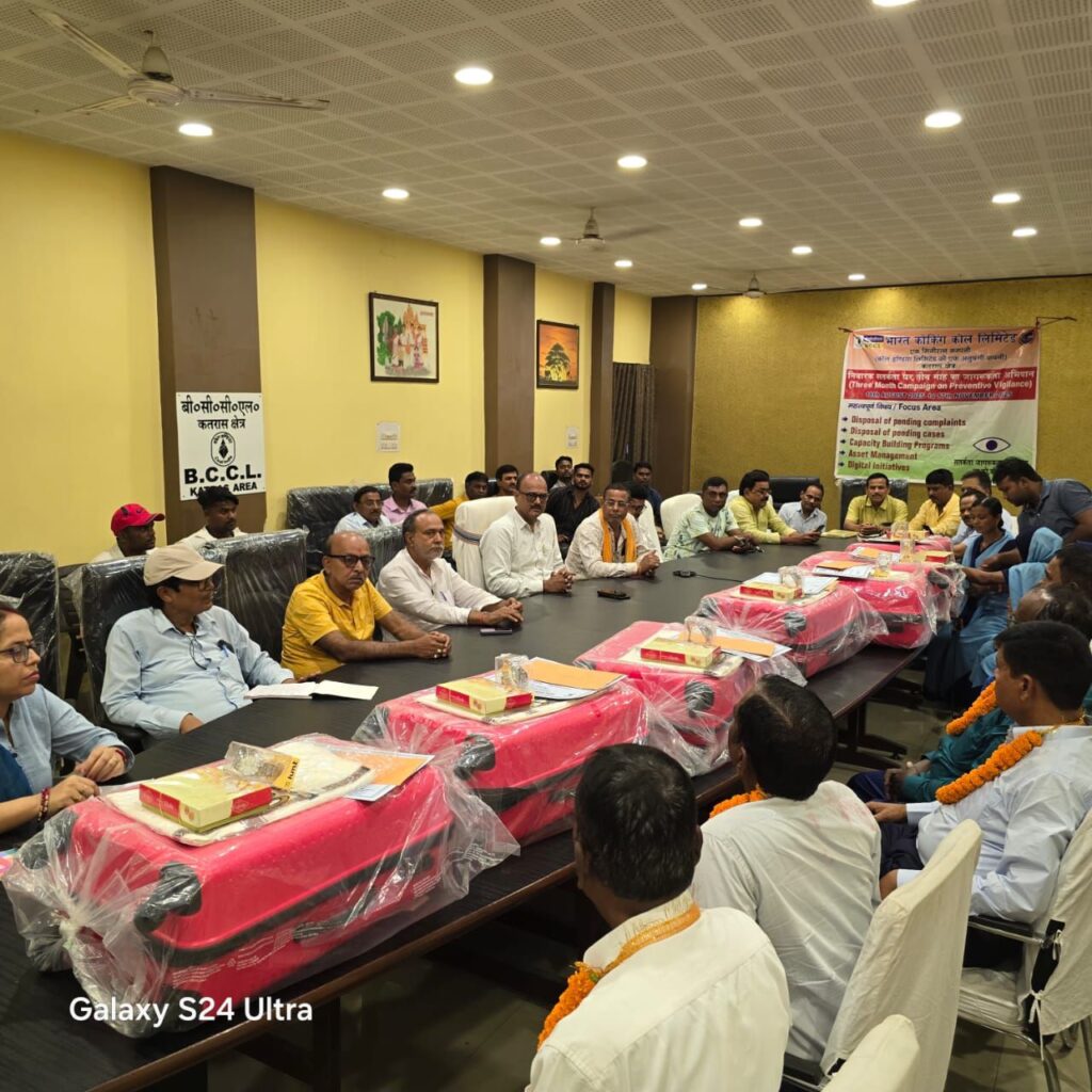 कतरास क्षेत्र में सेवानिवृत्त कर्मियों का सम्मान — महाप्रबंधक सुधाकर प्रसाद बोले, “आपका योगदान अमूल्य है”