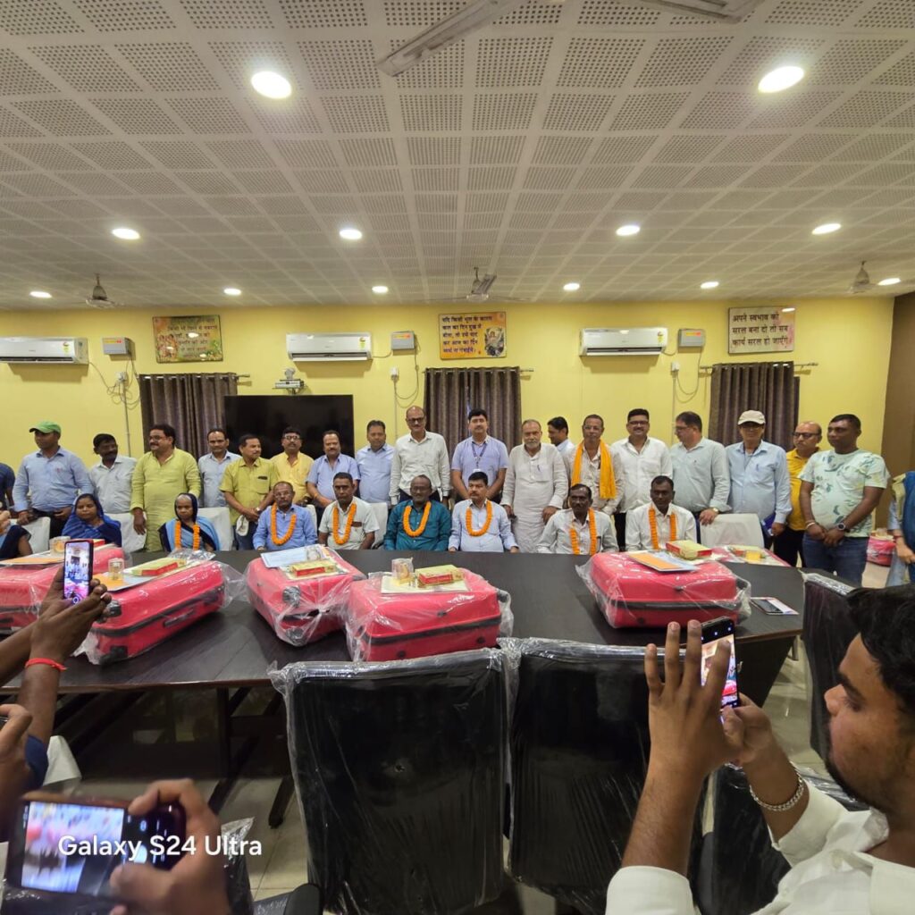 कतरास क्षेत्र में सेवानिवृत्त कर्मियों का सम्मान — महाप्रबंधक सुधाकर प्रसाद बोले, “आपका योगदान अमूल्य है”