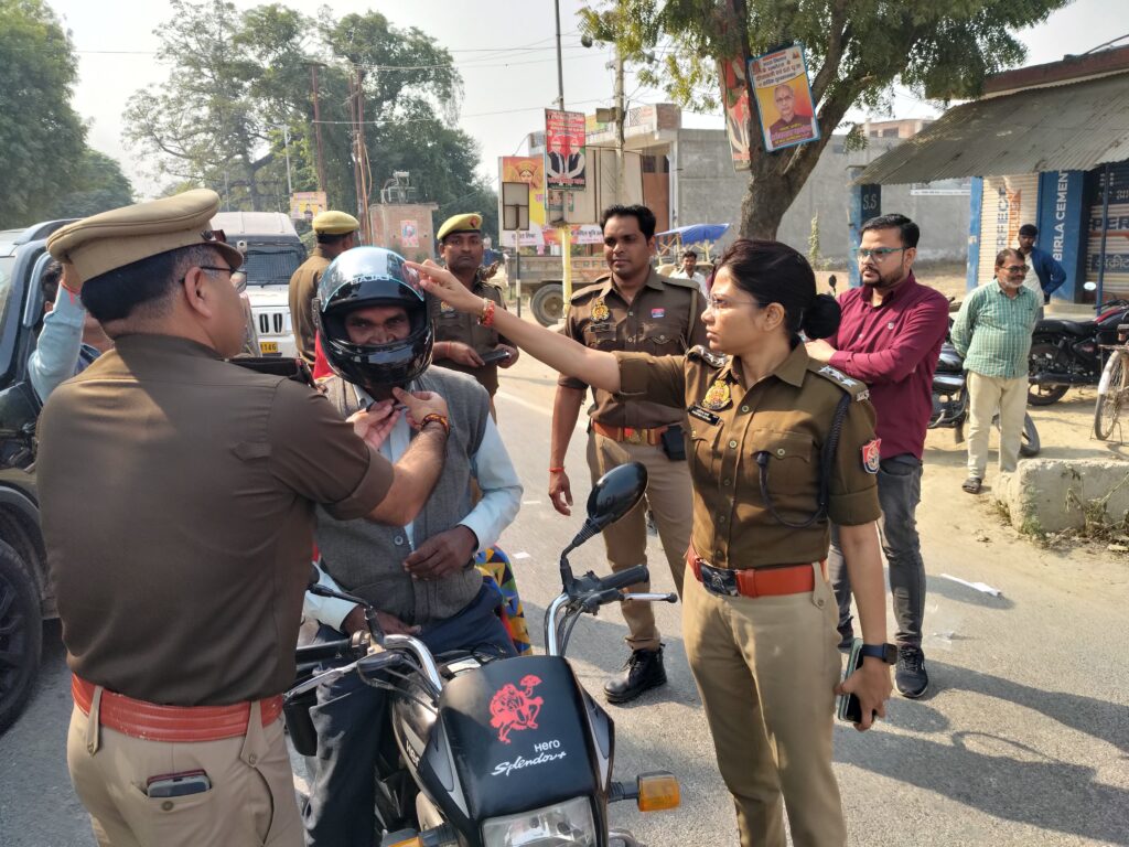 यातायात माह में मुंगरा पुलिस ने वितरित किए निःशुल्क हेलमेट, लगाए रिफ्लेक्टर