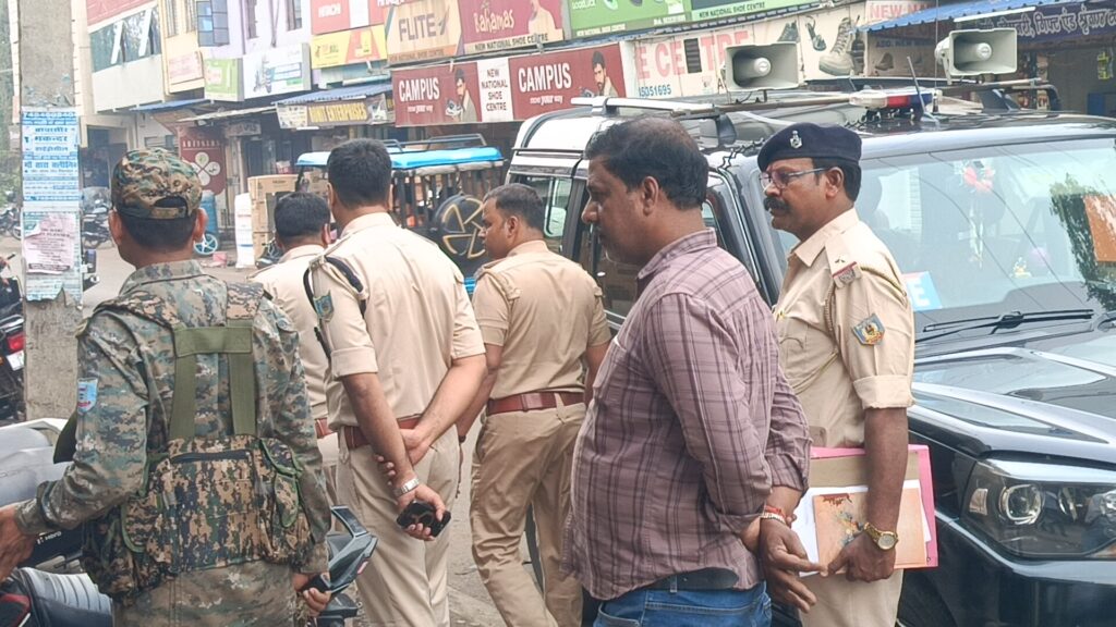 डुमरा ज्वेलरी चोरी मामले में तेज हुई जांच, SDPO पुरुषोत्तम कुमार सिंह ने किया घटनास्थल का निरीक्षण