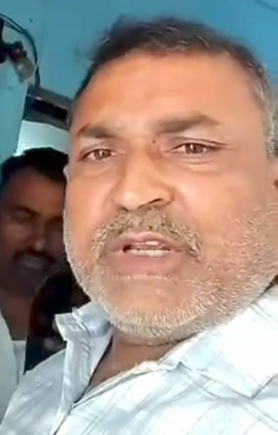 पीड़ित लाइनमैन छह माह से लगा रहा अधिकारियों के यहाँ चक्कर