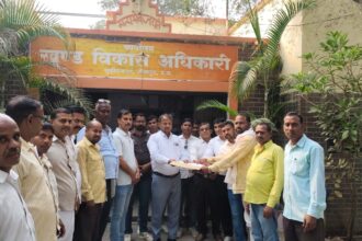 मनरेगा कर्मियों को आठ माह से नही से नही मिला मानदेय,ब्लॉक पर दिया ज्ञापन