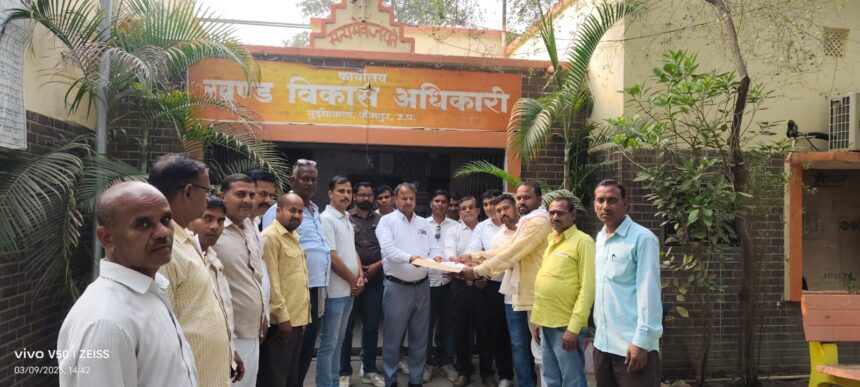 मनरेगा कर्मियों को आठ माह से नही से नही मिला मानदेय,ब्लॉक पर दिया ज्ञापन