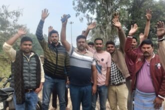 सड़क बनते ही उखड़ने लगी, ग्रामीणों ने किया प्रदर्शन; जांच की मांग