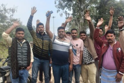 सड़क बनते ही उखड़ने लगी, ग्रामीणों ने किया प्रदर्शन; जांच की मांग
