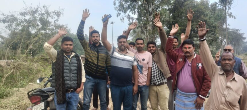 सड़क बनते ही उखड़ने लगी, ग्रामीणों ने किया प्रदर्शन; जांच की मांग