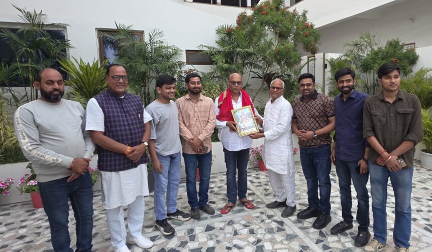 देश का सुनहरा भविष्य युवाओं पर निर्भर : बाबा दुबे