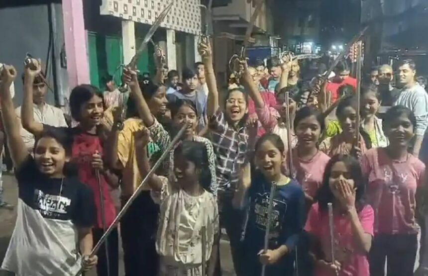 रामनवमी जुलूस में चमकेगा धनबाद की बेटियों का दम, अखाड़ों में दिखा रही हैं अद्भुत हुनर