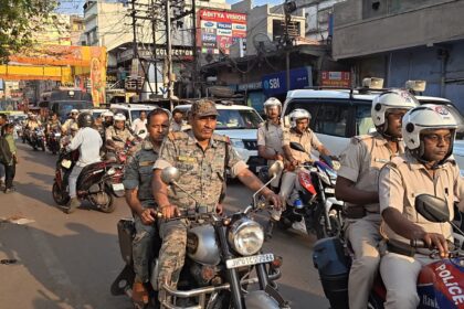 कतरास में प्रशासन की मजबूत मौजूदगी: सिटी एसपी, ग्रामीण एसपी व एसडीएम के संयुक्त नेतृत्व में फ्लैग मार्च