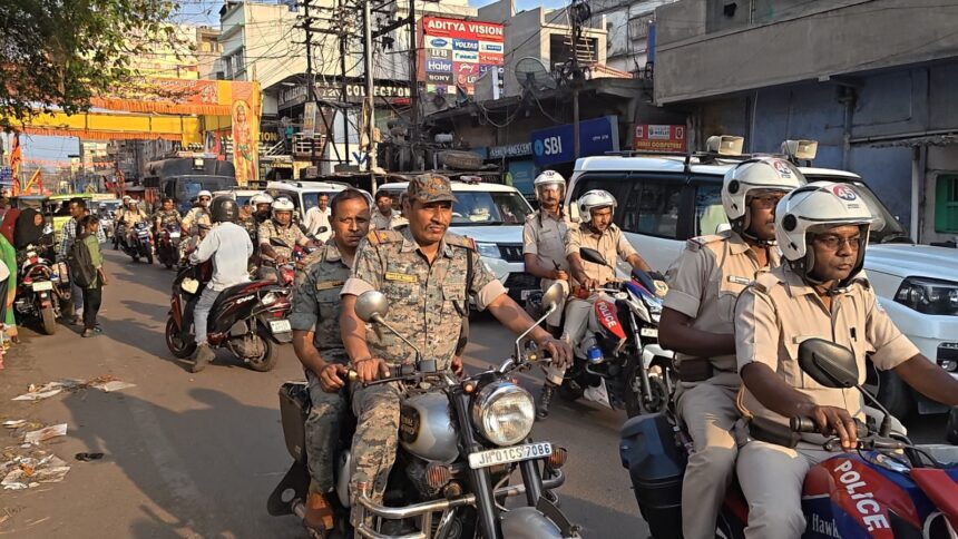 कतरास में प्रशासन की मजबूत मौजूदगी: सिटी एसपी, ग्रामीण एसपी व एसडीएम के संयुक्त नेतृत्व में फ्लैग मार्च