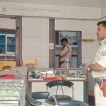 डुमरा ज्वेलरी चोरी मामले में तेज हुई जांच, SDPO पुरुषोत्तम कुमार सिंह ने किया घटनास्थल का निरीक्षण