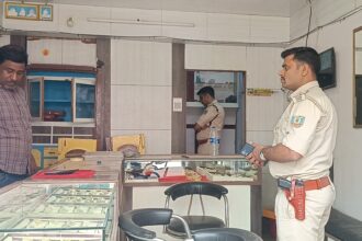डुमरा ज्वेलरी चोरी मामले में तेज हुई जांच, SDPO पुरुषोत्तम कुमार सिंह ने किया घटनास्थल का निरीक्षण